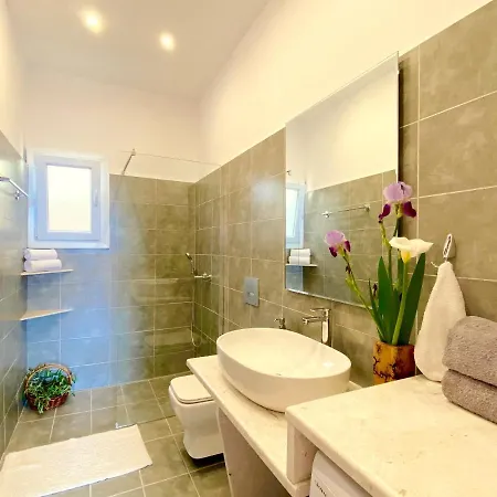 Nissaki Sunlight - New Above The Beach Holiday home *